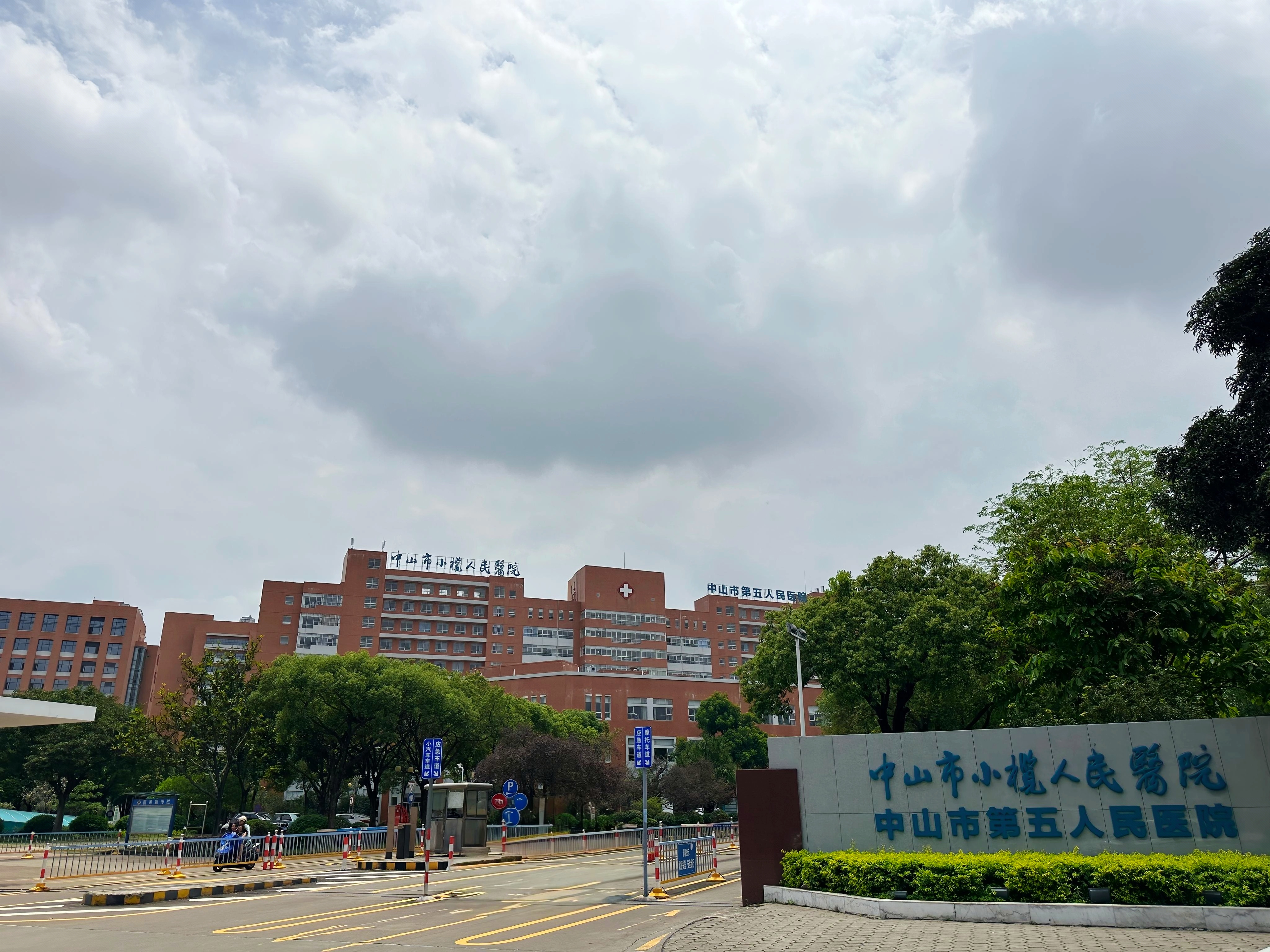 地卫士聚氨酯砂浆超耐磨自流平型地坪漆助力中山小榄人民医院形象升级