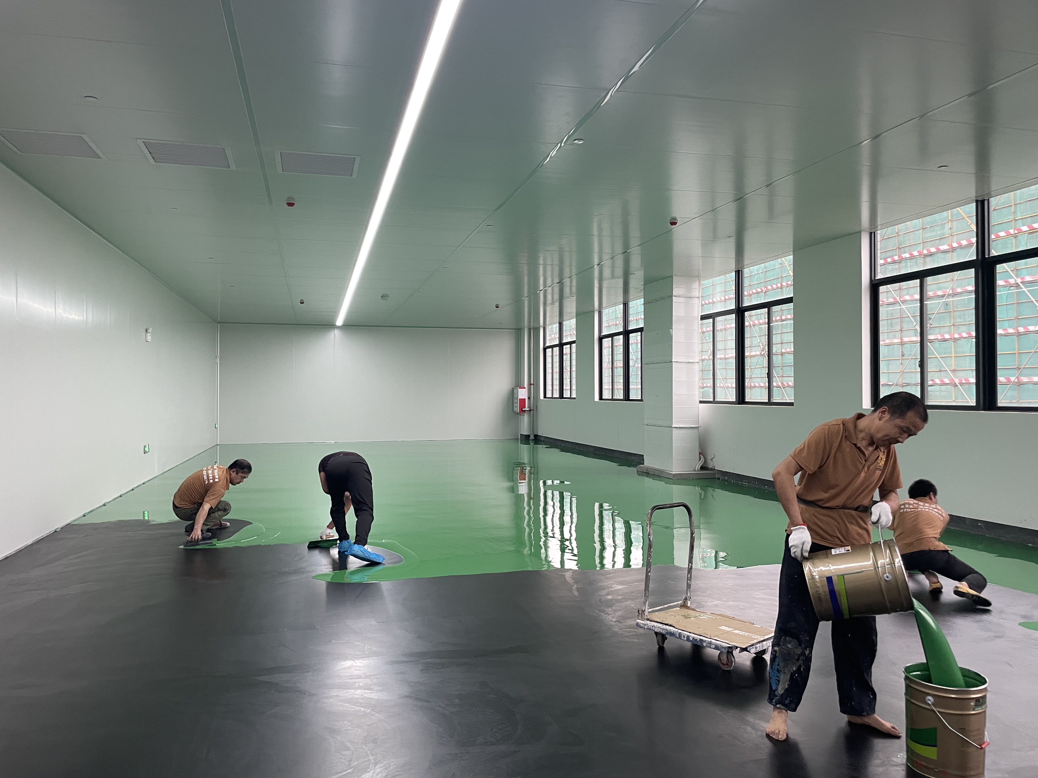 防静电自流平地坪漆：科技赋能，打造安全高效的无静电环境