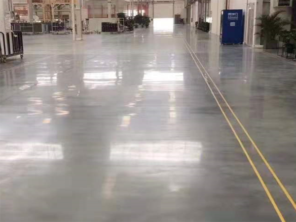 混凝土固化剂地坪可一劳永逸的解决旧地面硬度不够的问题！