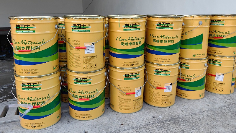 地卫士静音防滑超耐磨停车场地坪漆材料进场
