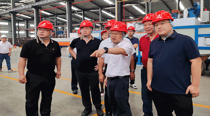 地卫士地坪漆总经理陈文定在广东季华铝业工厂车间参观学习